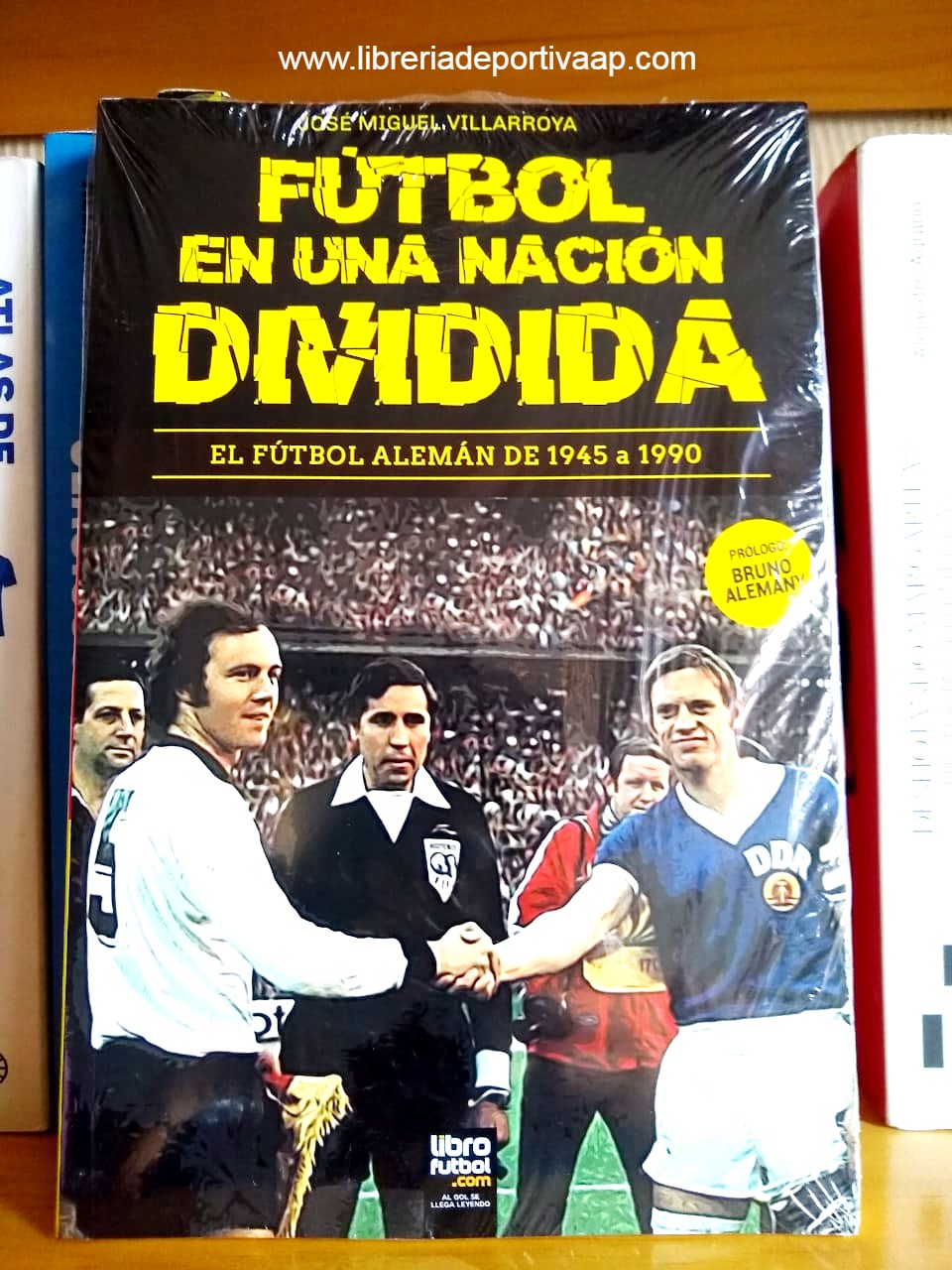 Fútbol En Una Nación Dividida (Spanish Edition): Villarroya, José Miguel,  Librofutbol Com: 9789878943022: : Books
